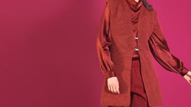 Roter Strickmantel mit Metallverschlüssen