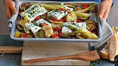 Gebackener Feta auf Ofengemüse in einer Auflaufform