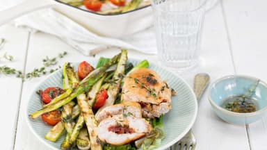 Gegrillter Spargel mit gefüllter Hähnchenbrust