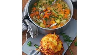 Gelbe Rüben-Suppe mit Kniala (Kartoffelsalat)