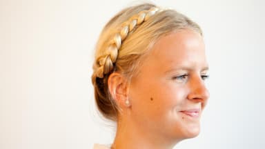 Frau mit Gretchenzopf 