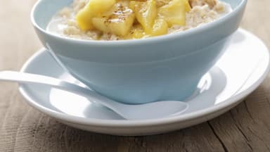 Grießbrei mit Zimt und Pflaumenkompott