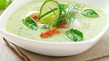 Gurkensuppe mit Basilikumblättern und Dill