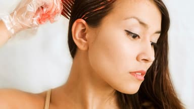 Frau färbt sich Haare rot