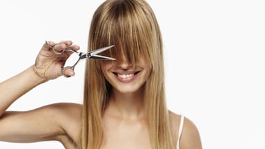 Haare selber schneiden: So gelingt die Frisur auch Zuhause