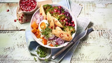 Hähnchen-Power-Bowl mit Granatapfeldressing Rezept