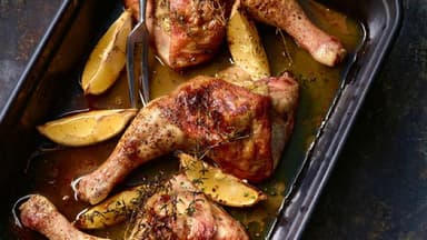Hähnchenkeule mit Rhabarberbutter und grünem Spargel - das Rezept gibt es hier