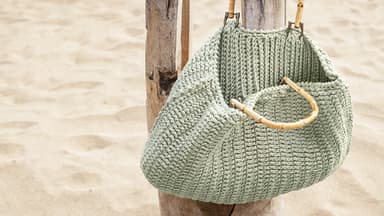 Sommerliche Häkeltasche am Strand