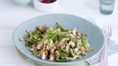 Hähnchensalat auf asiatische Art mit Thai-Dressing und Erdnüssen