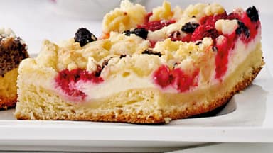 Himbeer-Quarkkuchen mit Oreo-Streuseln