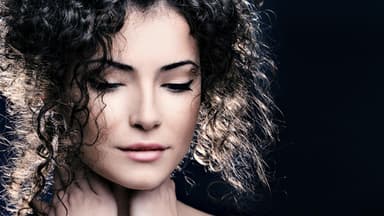Dunkelhaarige Frau mit Locken