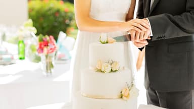 Dreistöckige Hochzeitstorte aus Schokolade