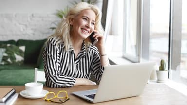 Homeoffice: Tipps für die Arbeit von zu Hause: Frau am Tisch telefoniert