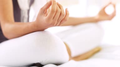 Mit Übungen die Hormone in Schwung bringen - So wirkt Hormonyoga positiv auf Ihre Energie und aktiviert die Hormonproduktion - ganz ohne Medikamente