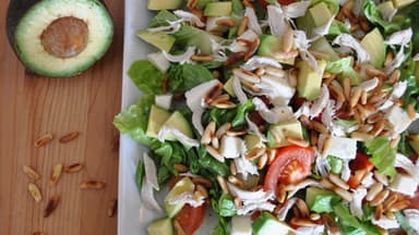 Huehnchen Avocado Salat von Foodbloggerin Birdslikecake - Ein proteienreicher Salat mit den gesunden Fetten der Avocado