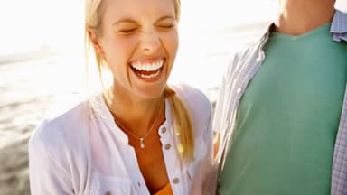 Mann und Frau lachen herzlich