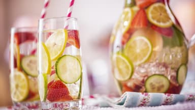Trend Infused Water: Wasser mit Früchten im Glas