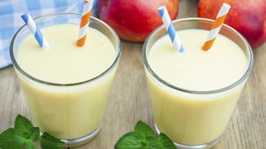 Zwei Gläser mit Almased