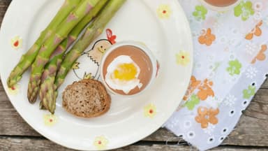 Spargel und gekochte Eier