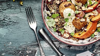 Jerusalem Bowl mit Falafel, Kürbis und Quinoa