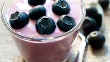 Joghurt mit frischen Blaubeeren ist ganz leicht selbstzumachen