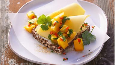 Käse-Brot mit Mango-Salsa