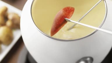 Käsefondue - Mit simplen Zutaten wie Wein, Brot und Käse kochen Sie ein Festmahl mit jeder menge Spaß für sich und Ihre Freunde
