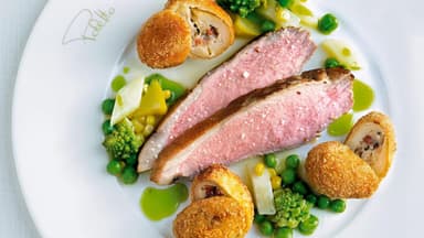 Kalbs-Tafelspitz mit Pancetta-Kartoffeln und karamellisiertem Gemüse - Das Rezept finden Sie hier