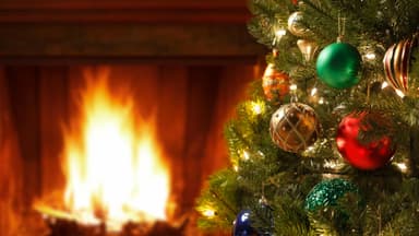 Weihnachtsbaum und Kamin - Weihnachtsbräuche: So feiert man Weihnachten 