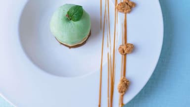Karamellapfel mit feinem Apfelsorbet - Das Rezept der Starköchin Cornelia Poletto finden Sie hier