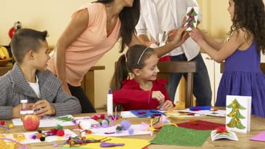 Familie bastelt für Weihnachten Karten - So gestalten Sie Weihnachtskarten ganz einfach selbst 