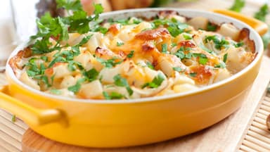 Geschichtete Kartoffeln mit Käse überbacken