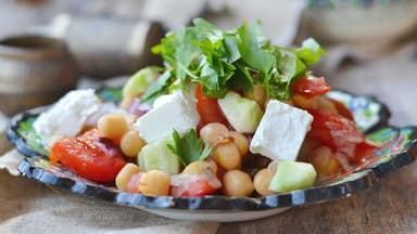 Salat mit Kichererbsen und Feta