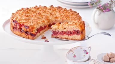 Kirschkuchen mit Haselnuss-Streuseln
