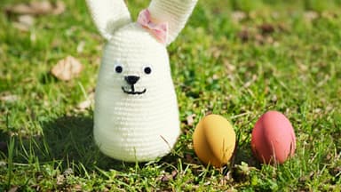 Gehäkelter Osterhase mit Ostereiern