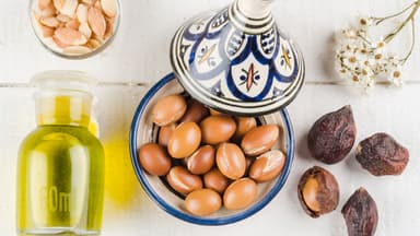 Feinstes Arganöl wird aus den reifen Früchten des Arganbaums gewonnen und kann auch zum Kochen verwendet werden.