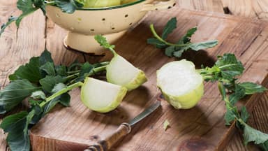 Kohlrabi zubereiten: So einfach geht's: Kohlrabi auf einem Tisch