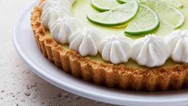 Limettenkuchen mit Sahne verziert