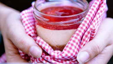 Lemon-Cheesecakes mit schneller Erdbeersoße im Glas