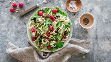 Frischer Pflücksalat mit Zucchini-Spiralen, Feta und Himbeeren
