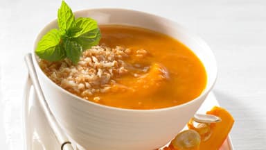 Kürbissuppe - Kokosmilch, Tomaten und Kürbis sind die perfekten Zutaten für eine frische Kürbissuppe
