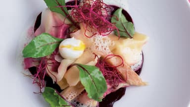 Labskaus-Tortelloni mit Räucheraal und Roter Bete - Das Rezept finden Sie hier bei uns
