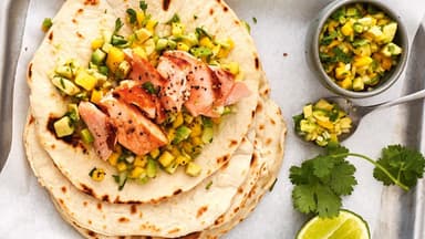 Lachs-Tortilla mit Avocado-Mango-Salsa