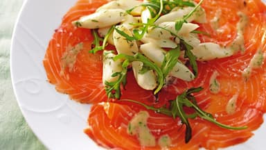 Lachscarpaccio Spargel - Leckeres und leichtes Lachscarpaccio-Rezept mit gebratenem Spargel 