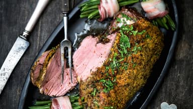 Lammkeule mit Bohnen und Speck