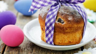 Muffin mt Schleife und Ostereiern
