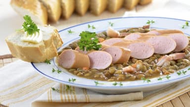 Linsensuppe mit Wiener Würstchen