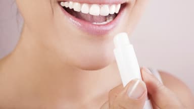 Frau trägt Lippenbalsam auf