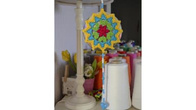 Gehäkeltes Mandala als Fensterdekoration