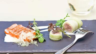 Marinierter Lachs mit Gurken-Granita
